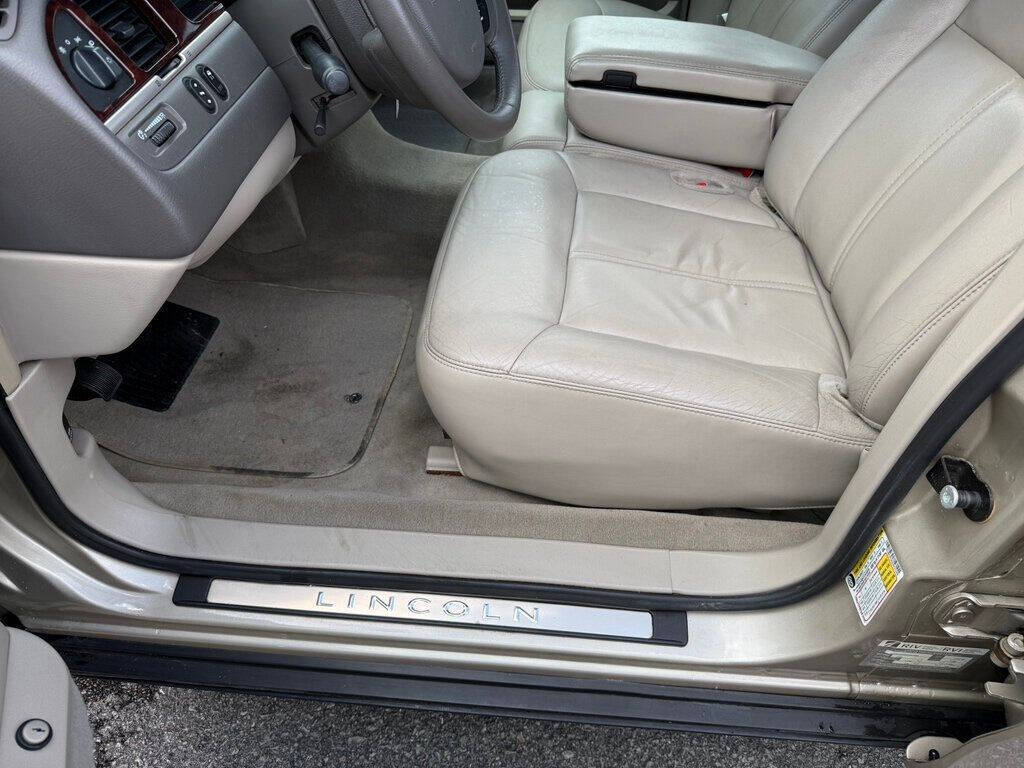 2010 Lincoln Town Car 20
