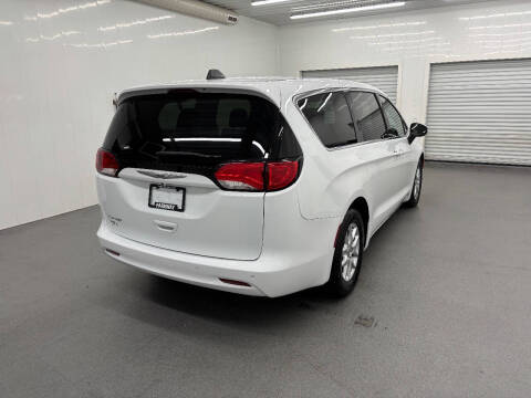 2023 Chrysler Voyager LX