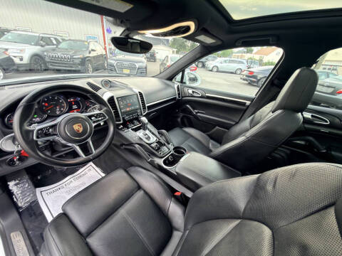 2017 Porsche Cayenne Platinum Edition