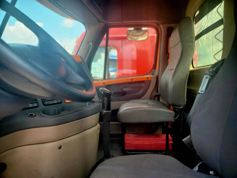 2012 Freightliner Cascadia Day Cab