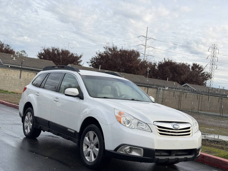 2012 Subaru Outback Premium's photo