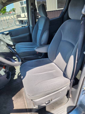 2005 Chrysler Town and Country LX