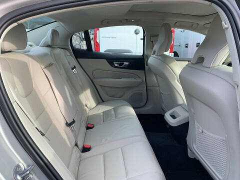 2023 Volvo S60 B5 Plus Dark Theme