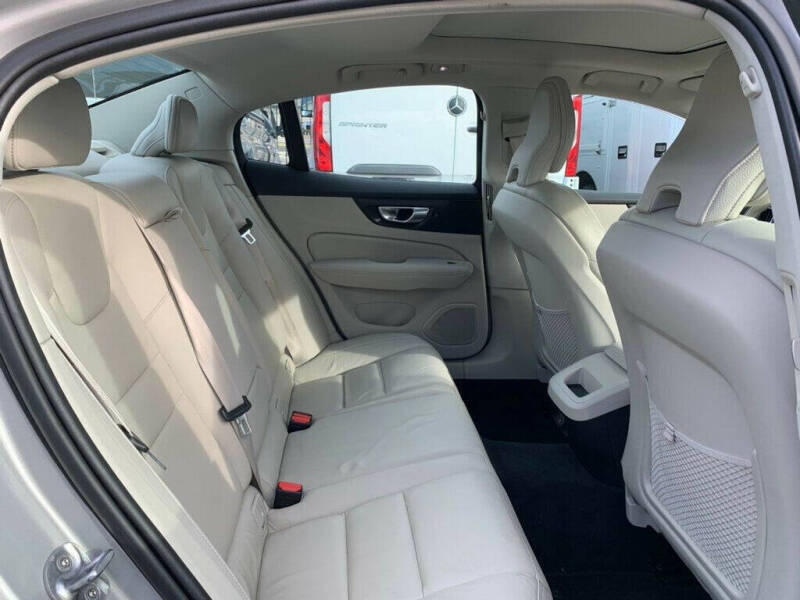 2023 Volvo S60 B5 Plus Dark Theme