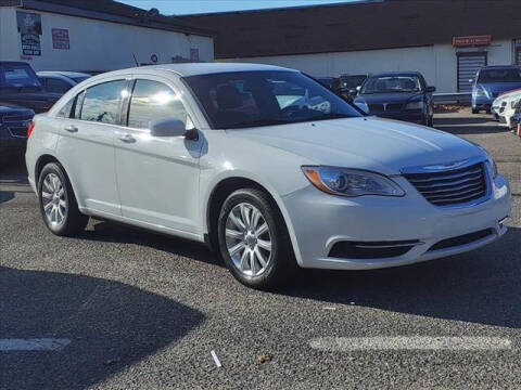 2013 Chrysler 200 for sale at Sunrise Used Cars INC in Lindenhurst NY