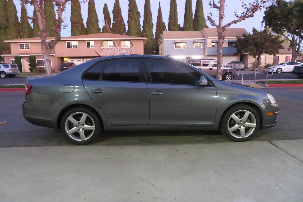 2010 Volkswagen Jetta for sale at The Car Vendor LLC in Bellflower, CA