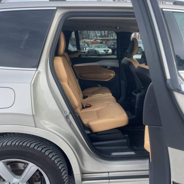 2016 Volvo XC90 T8 eAWD Momentum