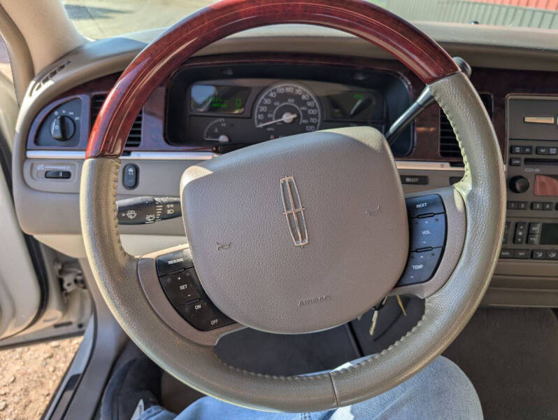 2005 Lincoln Town Car Signature Limited