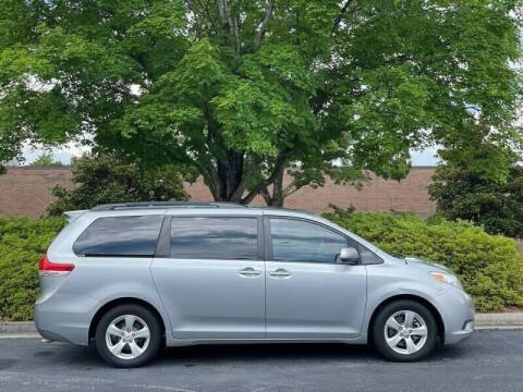 2013 Toyota Sienna XLE 7-Passenger Auto Access Seat