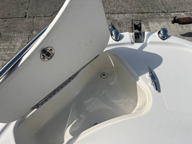 2008 Bayliner 210 Discovery