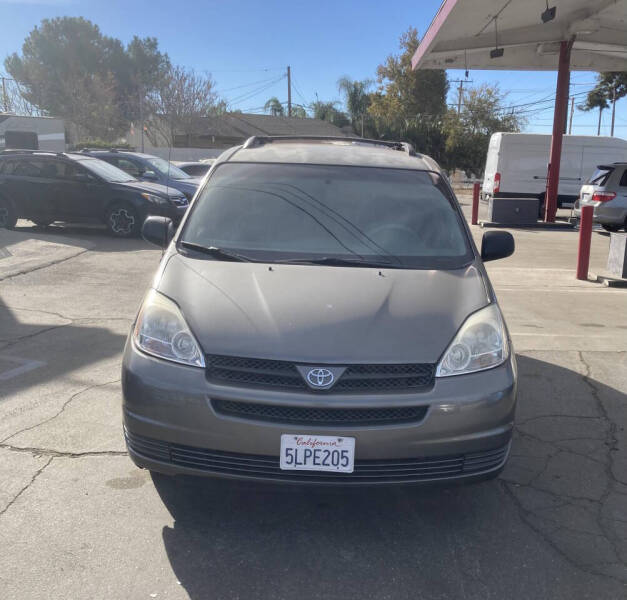 2005 Toyota Sienna LE photo 2