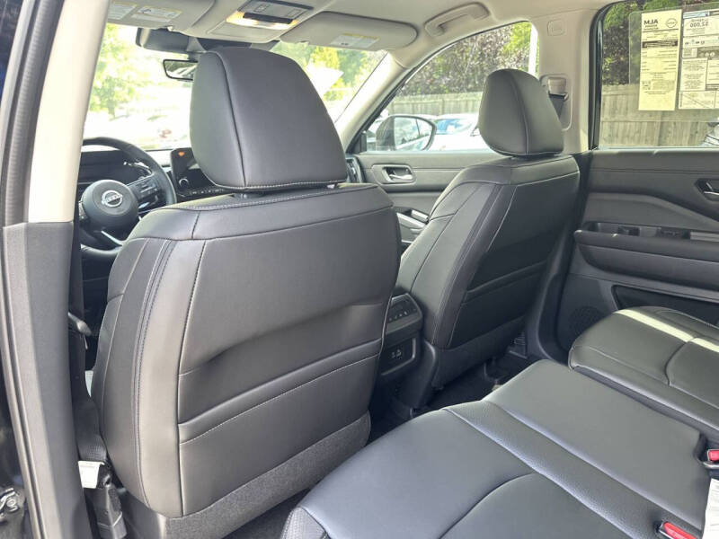 2025 Nissan Pathfinder SL