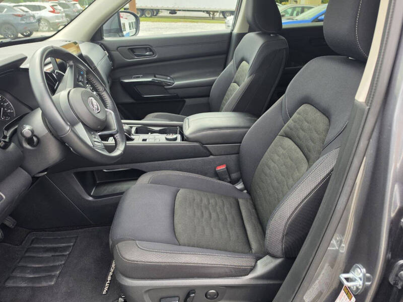 2025 Nissan Pathfinder SV