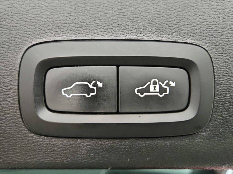 2023 Volvo XC40 B5 Plus Dark Theme