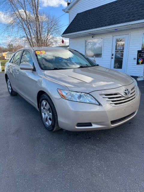 2009 Toyota Camry LE photo 2