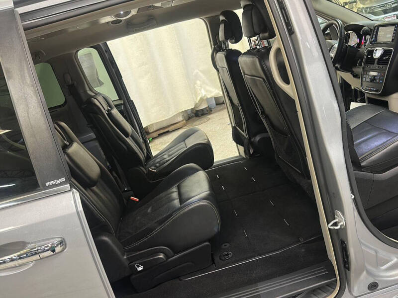 2014 Chrysler Town and Country Touring-L