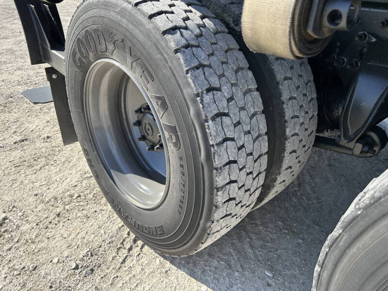 2017 Freightliner M2106 Truck
