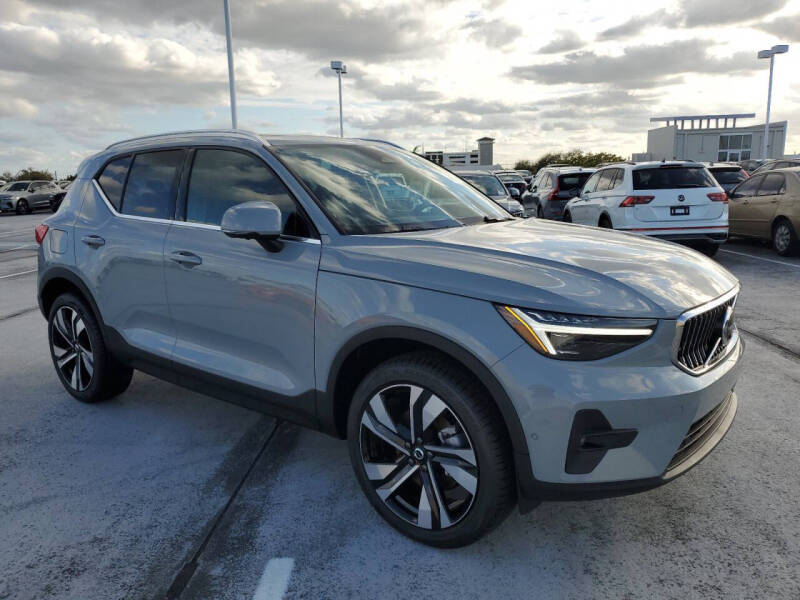 2025 Volvo XC40 B5 Ultra Bright Theme