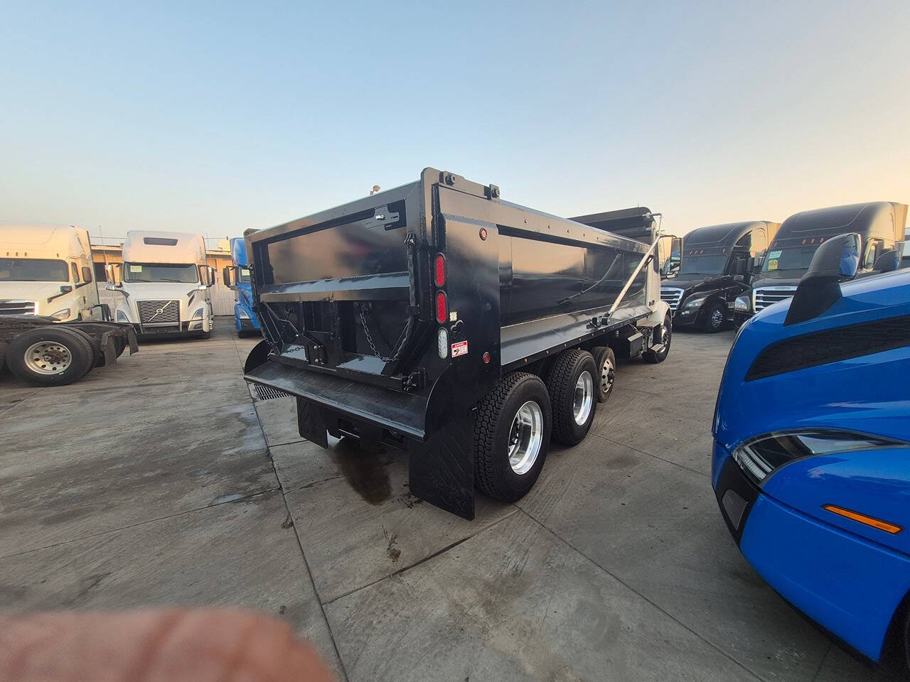 2022 Volvo VNR for sale at KING TRUCK TRAILER SALES in Bakersfield, CA