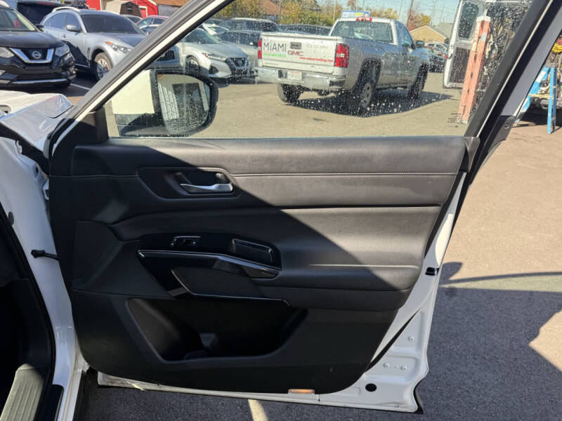 2022 Nissan Pathfinder SV