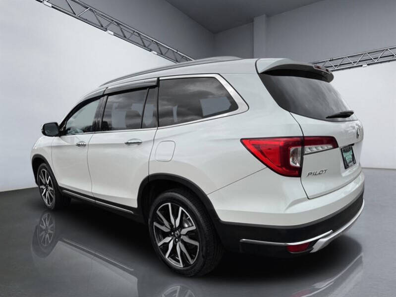 2019 Honda Pilot Touring w/Rear Captain's Chairs