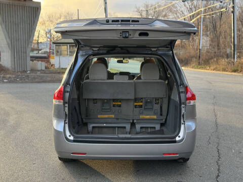 2013 Toyota Sienna LE 8-Passenger