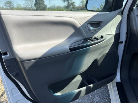 2015 Toyota Sienna LE 7-Passenger Auto Access Seat