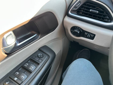 2022 Chrysler Voyager LX