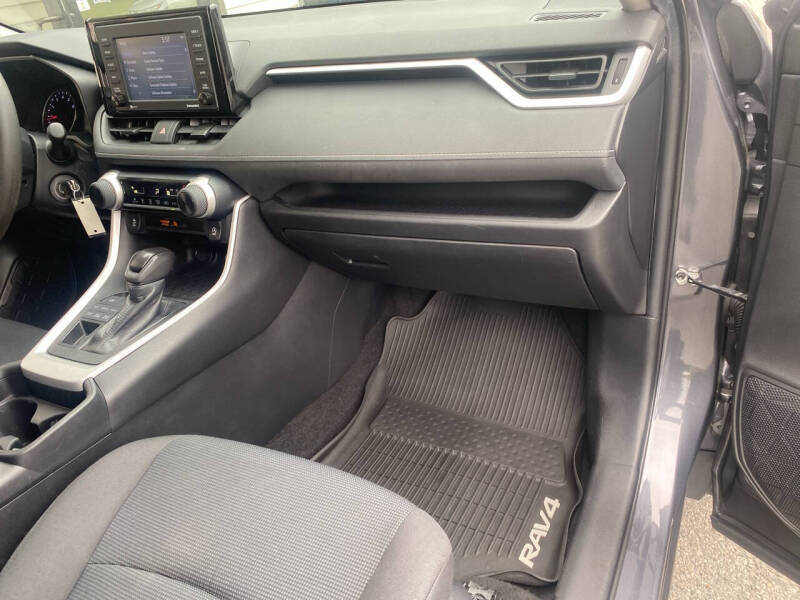 2020 Toyota RAV4 LE