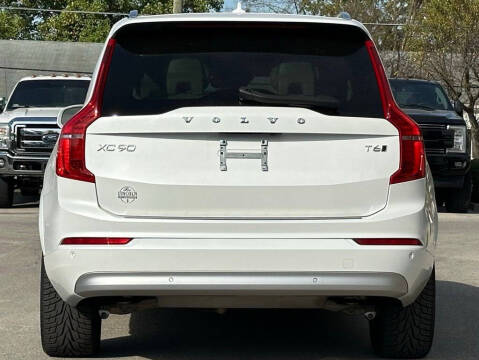 2022 Volvo XC90 T6 Momentum 7-Passenger