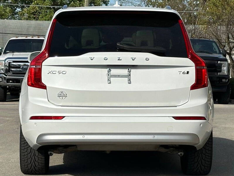 2022 Volvo XC90 T6 Momentum 7-Passenger