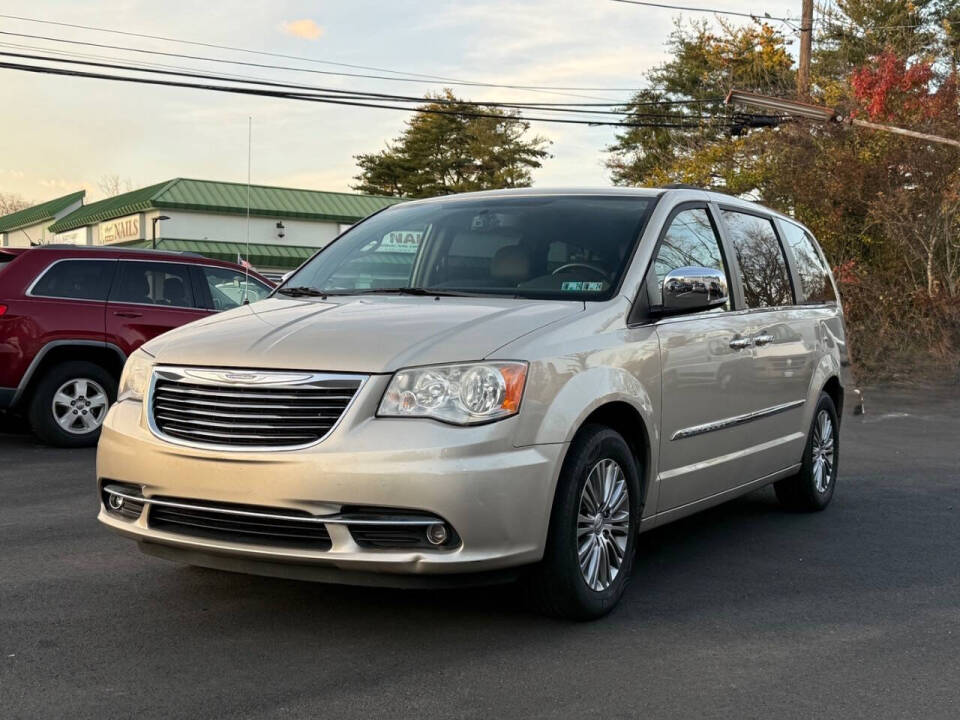 2014 Chrysler Town & Country Touring-L's photo