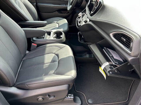 2027 Chrysler Pacifica Select