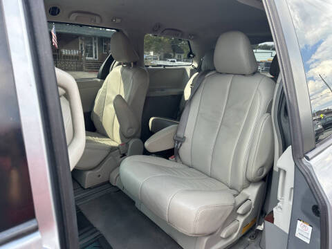 2011 Toyota Sienna XLE 7-Passenger Auto Access Seat