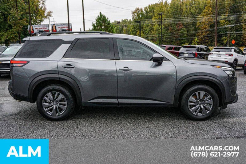 2025 Nissan Pathfinder SV