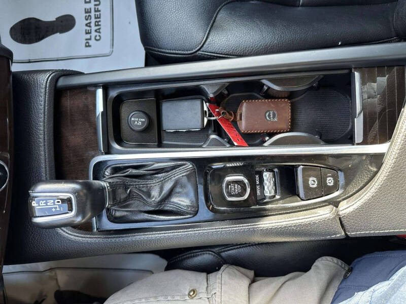 2019 Volvo XC90 T6 Momentum