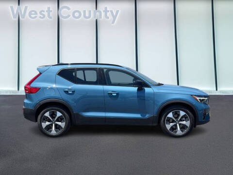 2025 Volvo XC40 B5 Plus Dark Theme