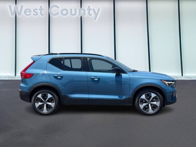 2025 Volvo XC40 B5 Plus Dark Theme