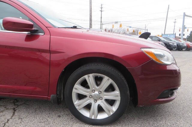 2013 Chrysler 200 Touring photo 19