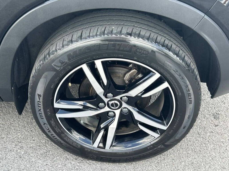 2023 Volvo XC40 B5 Plus Bright Theme