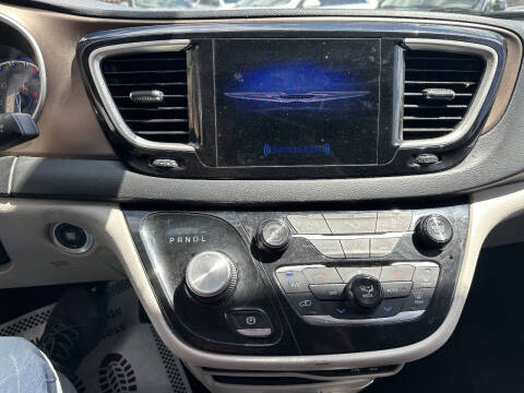 2017 Chrysler Pacifica Touring-L