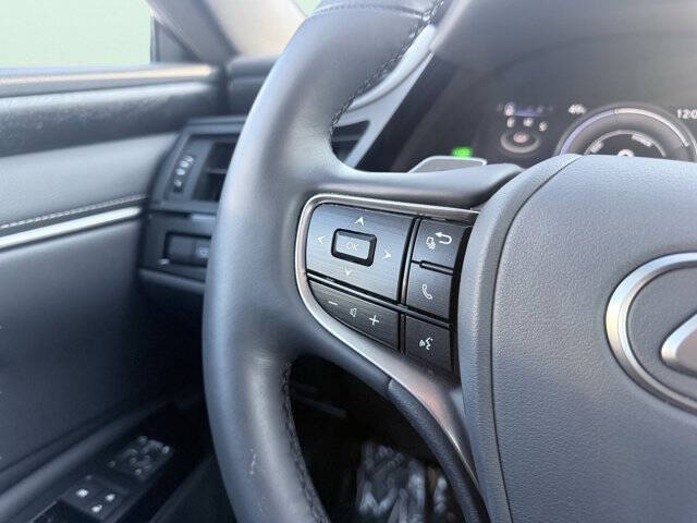 2025 Lexus ES 300h F SPORT Design