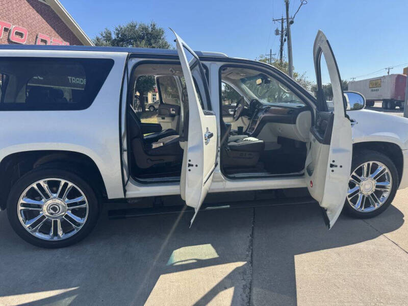 2011 Cadillac Escalade ESV Platinum Edition photo 16