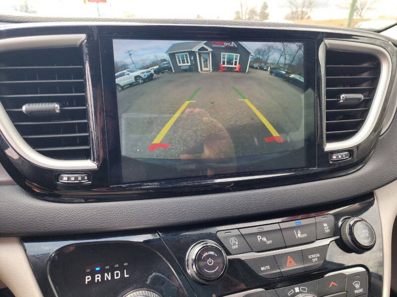 2025 Chrysler Pacifica Select