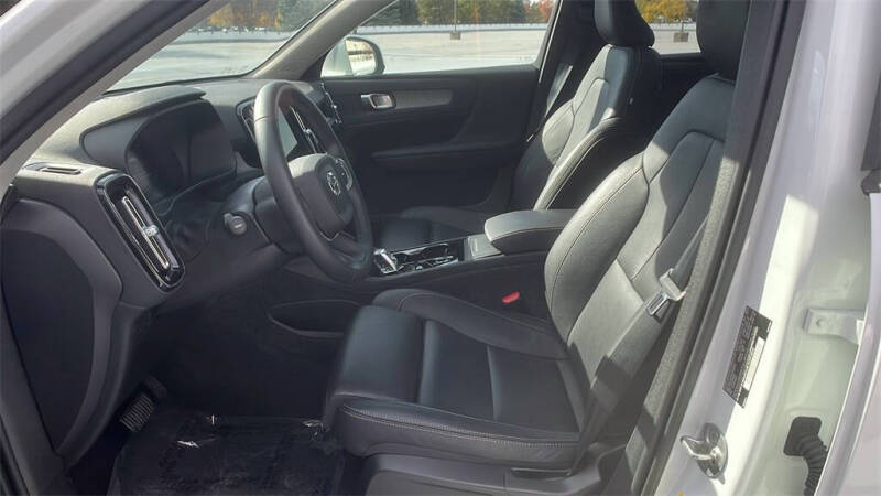 2025 Volvo XC40 B5 Plus Bright Theme