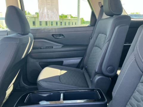 2024 Nissan Pathfinder SV