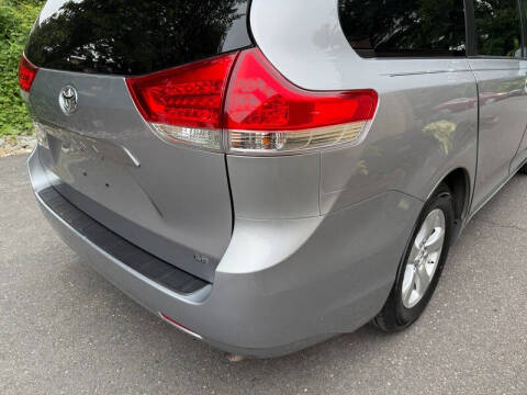 2013 Toyota Sienna LE 8-Passenger