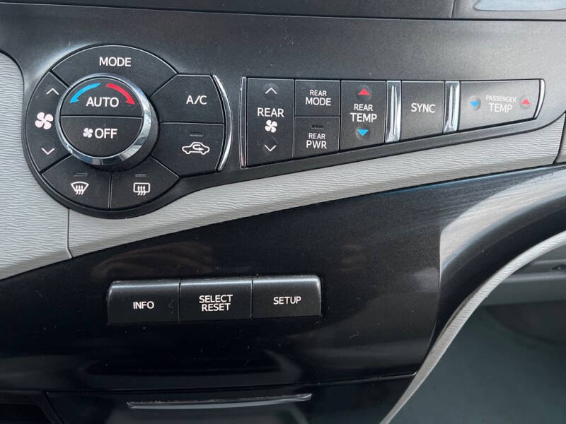 2013 Toyota Sienna LE 7-Passenger