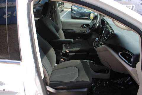 2022 Chrysler Voyager LX