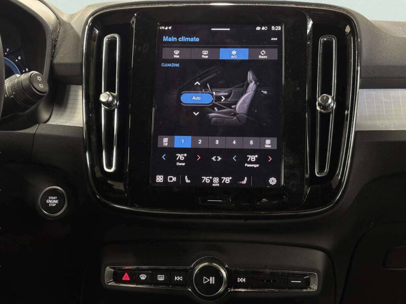 2024 Volvo XC40 B5 Core Dark Theme